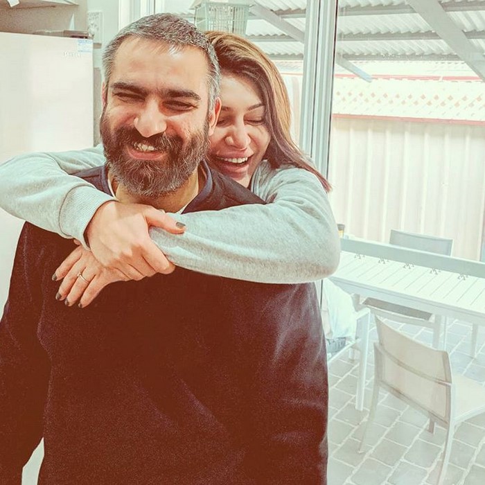 هیچکس در کنار همسرش