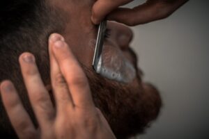 لوازم مراقبت شخصی مردانه روی میز؛ نمادی از بهداشت و خودمراقبتی روزانه